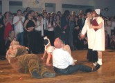 V plnon scnce z prosted psychiatrick lebny se dle pedstavili Mgr. Vclav Vamucius a Honza Svoboda jako pacienti a Mgr. Miloslava Koubov a Ing. rka Foltnov jako lkaka a sestra 