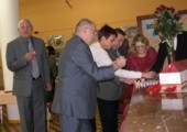 symbolick�ch 50 sv��ek zapaluj� starosta m�sta Jan Hou�ka, z�stupci kraje PaedDr. Jan Kobliha a Ing. Kyselovi�ov�, �editel �koly Mgr. Ji�� Jedli�ka a sou�asn� pedagogov� Mgr. Irena Klementov� a RNDr. Ivana Peteriov�