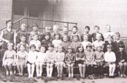 Jarmila �eh�kov� se svou t��dou, naho�e zcela vpravo sou�asn� pedagog GSO� Ing. Vo��ek