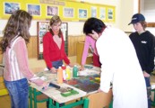studenti primy v hodin� v�tvarn� v�chovy p�i pr�ci na projektu 