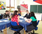 4.S - ze sociln politiky zkou  Mgr. Lenka Peoutov a Miroslav Ujvry, DiS, vkon studentky sleduj tak pedsedkyn maturitn komise Mgr. Marie Noskov a mstopedsedkyn Mgr. Martina Al Abiadov  